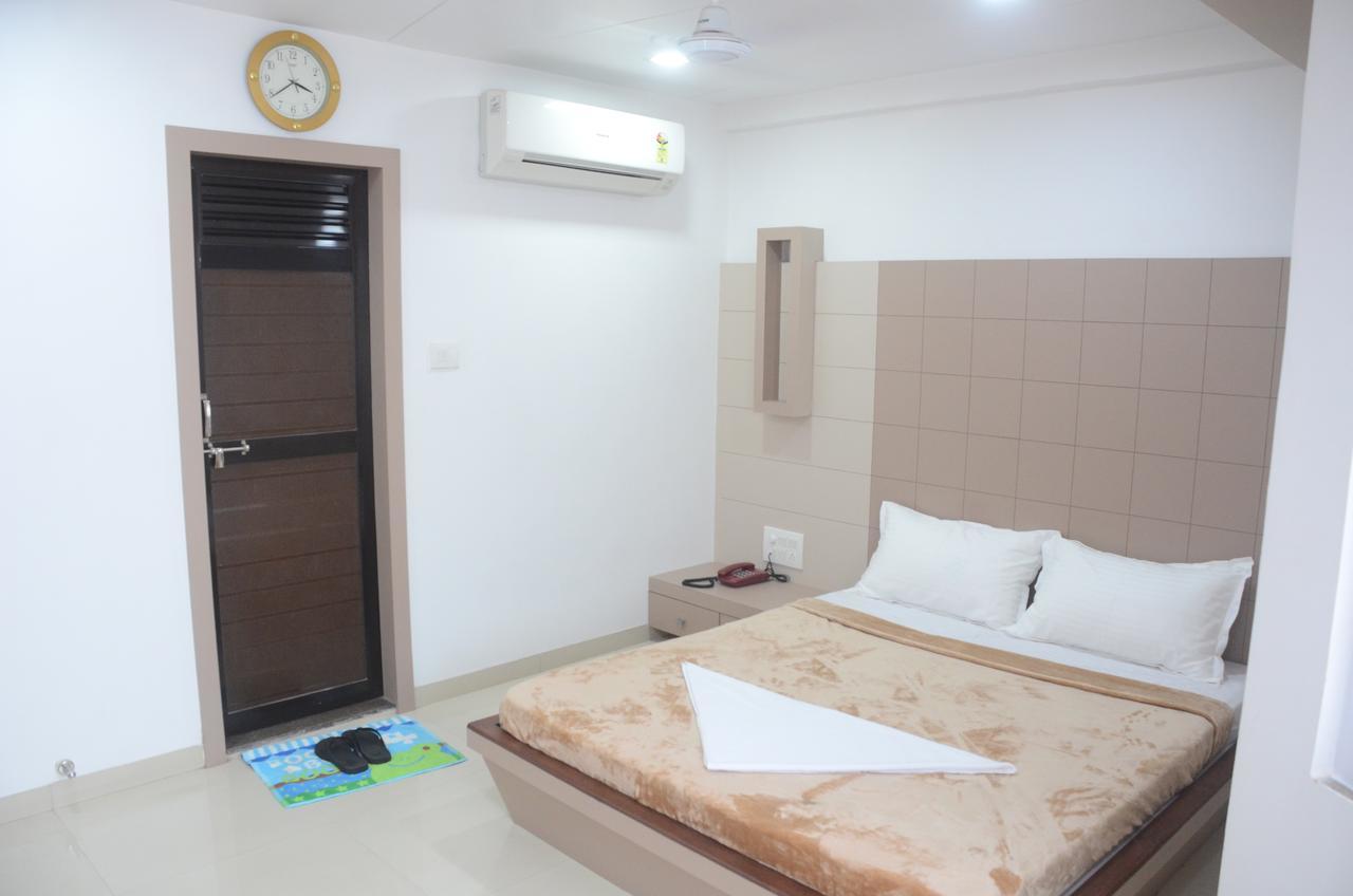 Hotel Ideal Вадодара Экстерьер фото
