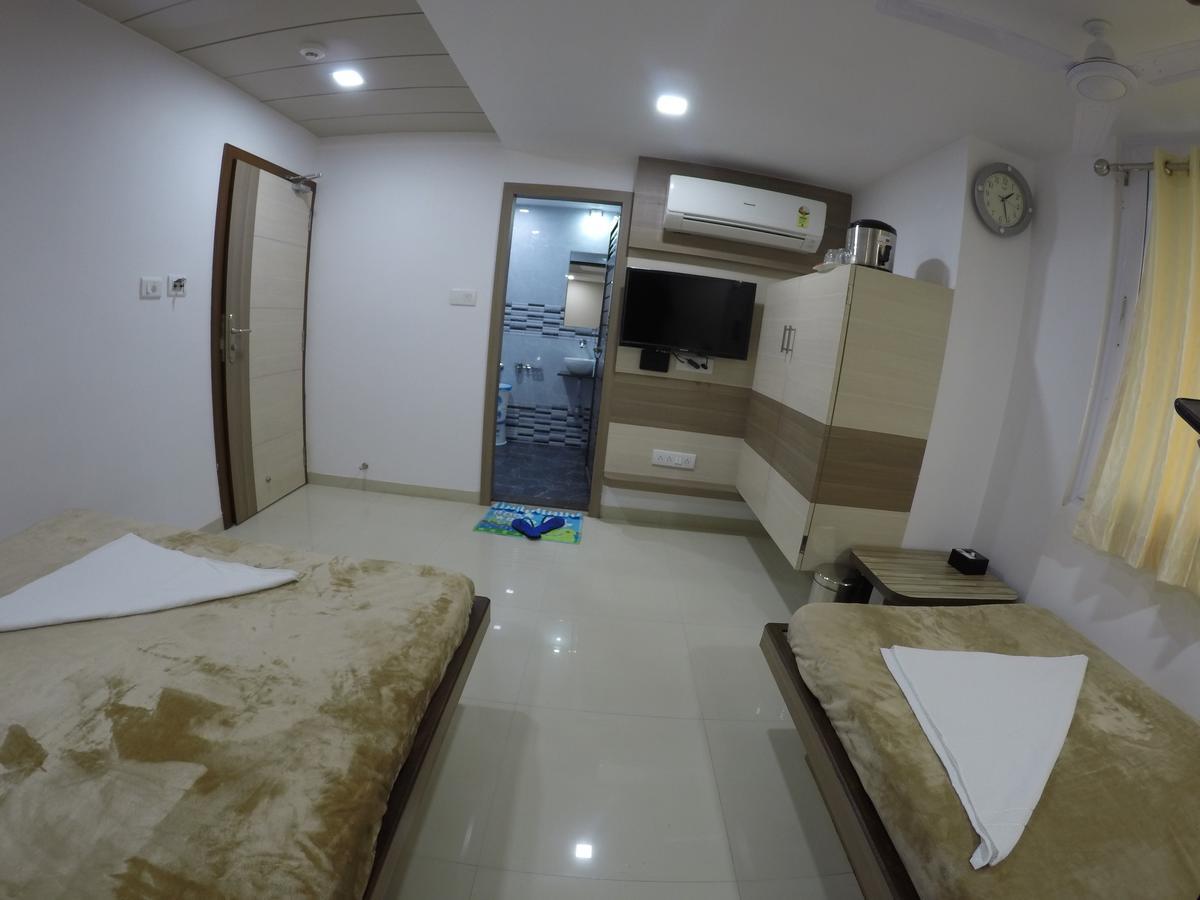Hotel Ideal Вадодара Экстерьер фото