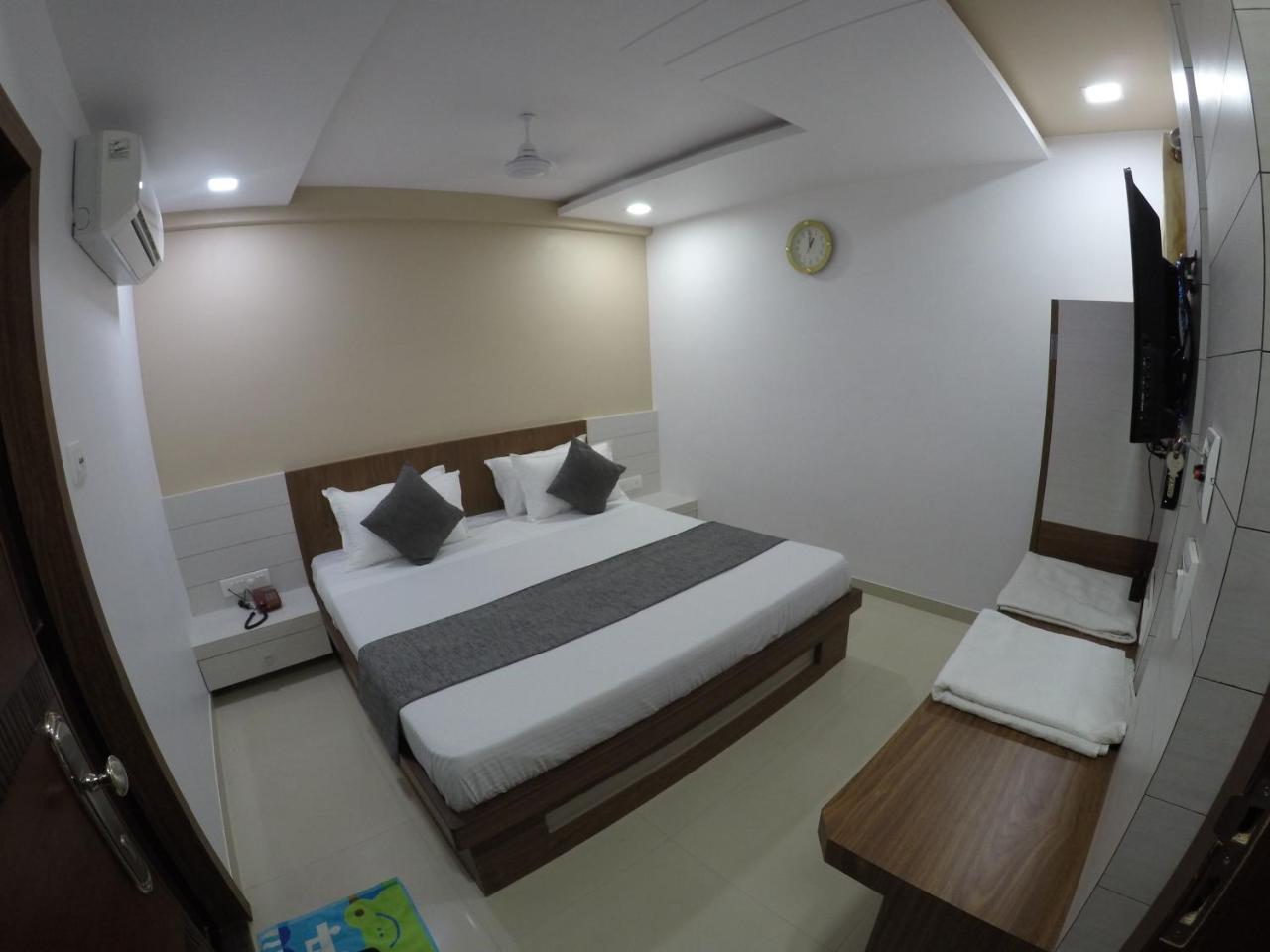 Hotel Ideal Вадодара Экстерьер фото
