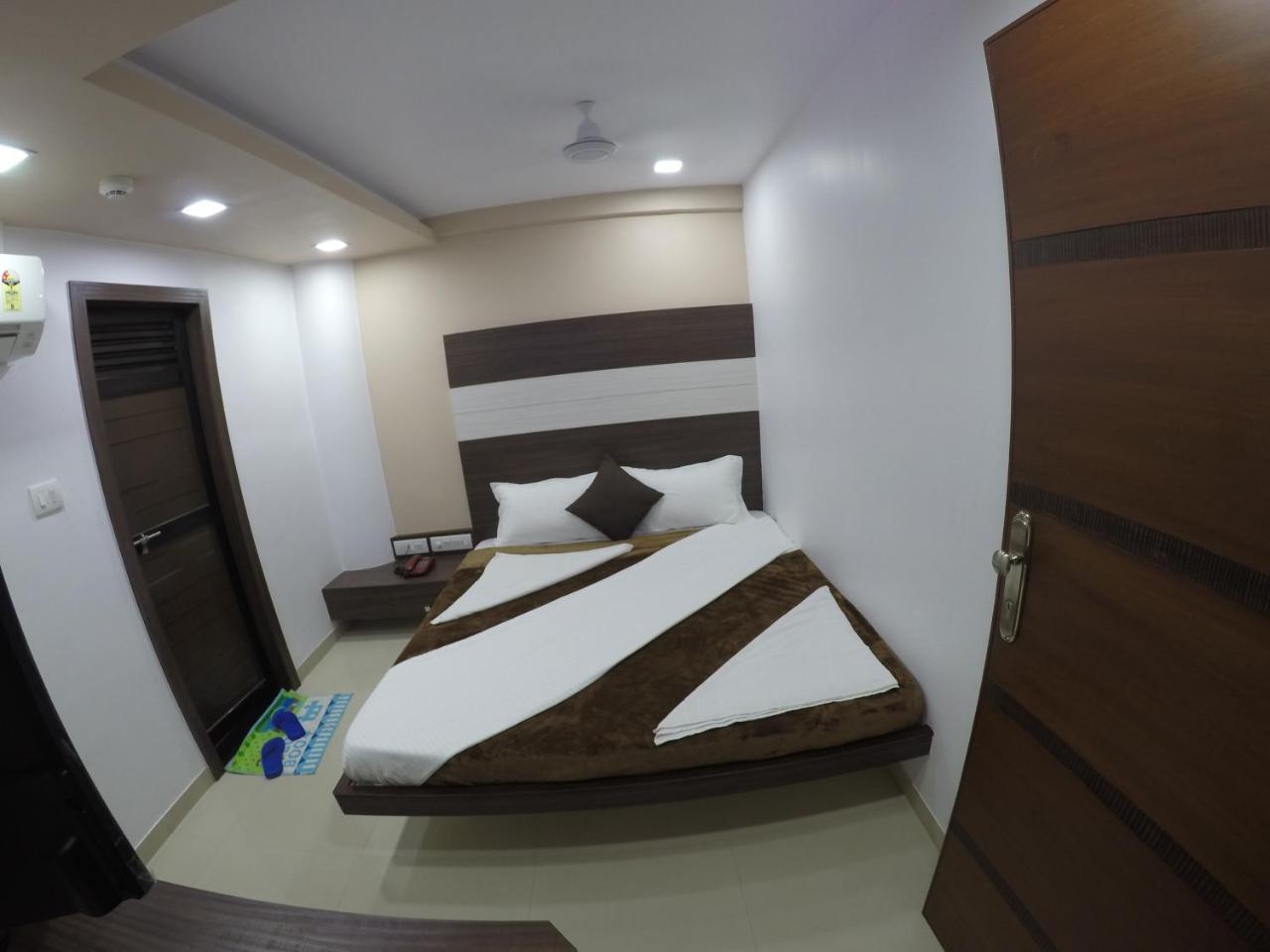 Hotel Ideal Вадодара Экстерьер фото
